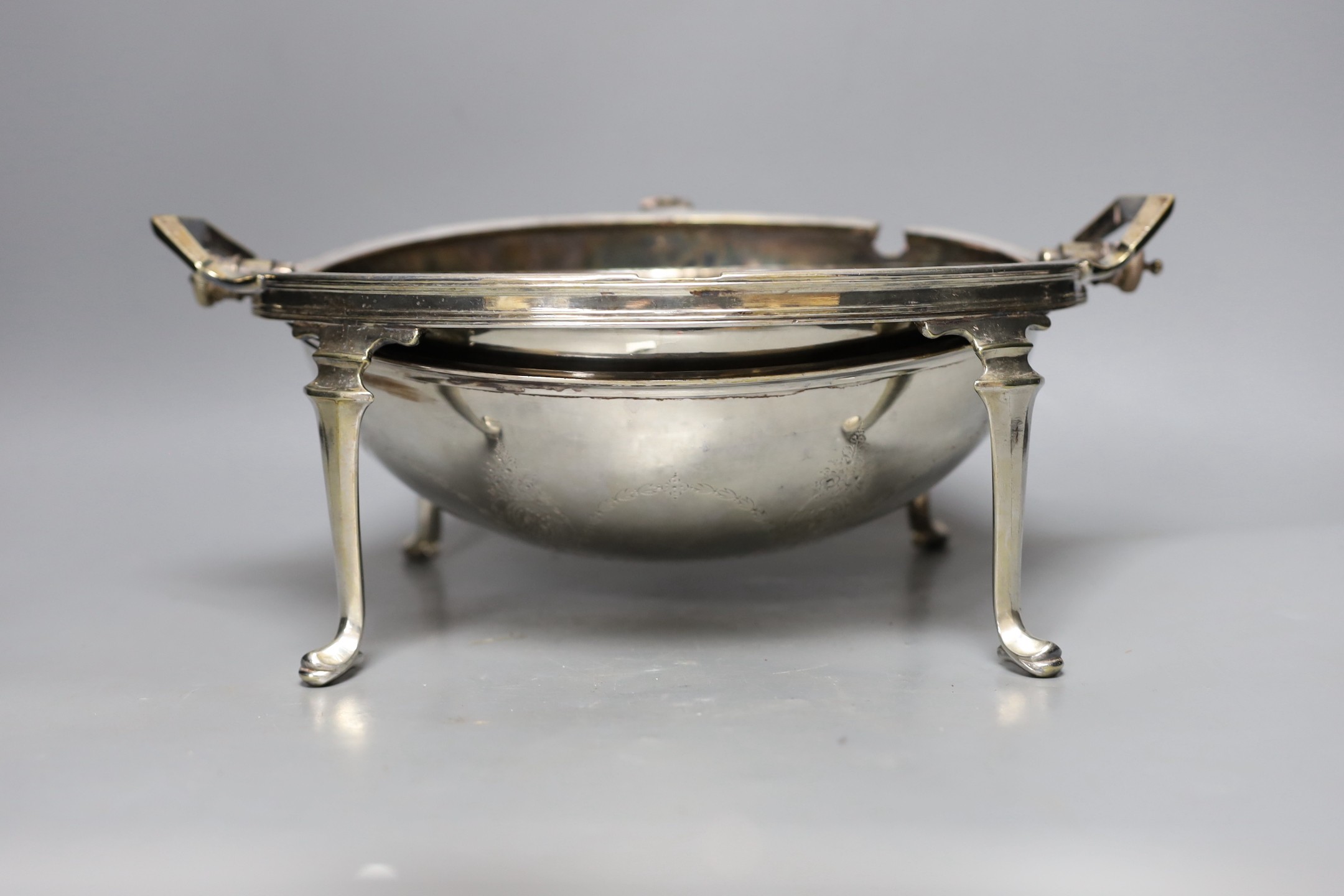 An Edwardian silver plated revolving breakfast tureen. 35cm wide